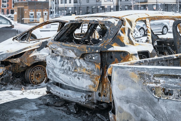 Photo de voitures incendiées Véhicule irrécupérable détruit par un incendie Tas de métal rouillé Cas d'assurance