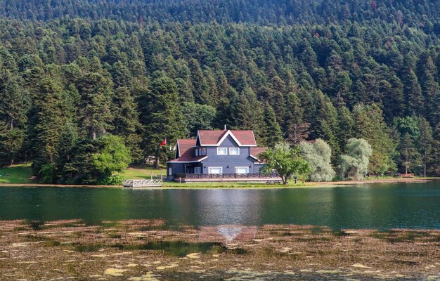 Photo photo de voyage conceptuelle de la turquie vue sur le lac bolu golcuk