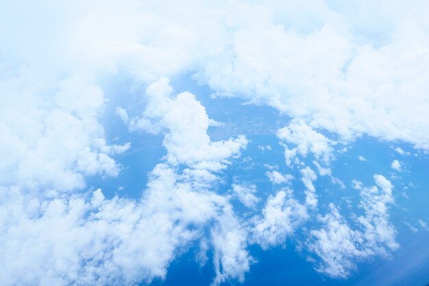 Photo vue aérienne de l'avion de la ville et du ciel clair.