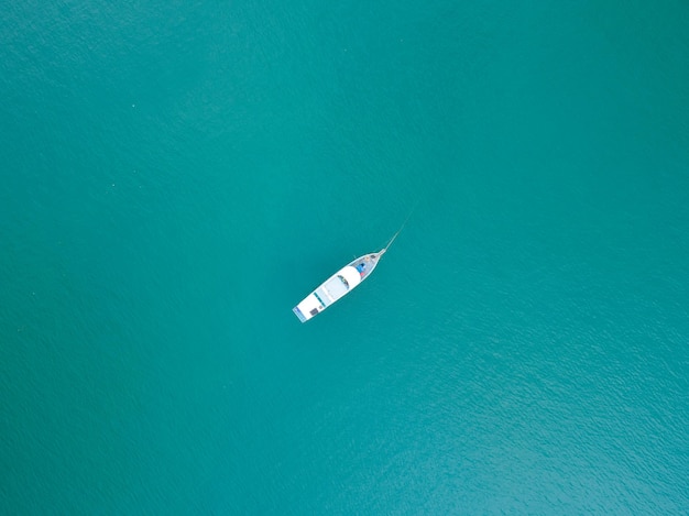 Photo vue aérienne de dessus d'un bateau de pêche traditionnel en bois dans la mer tropicale île de Phuket Belle mer turquoise en été Copiez l'image de l'espace pour le voyage et la visite