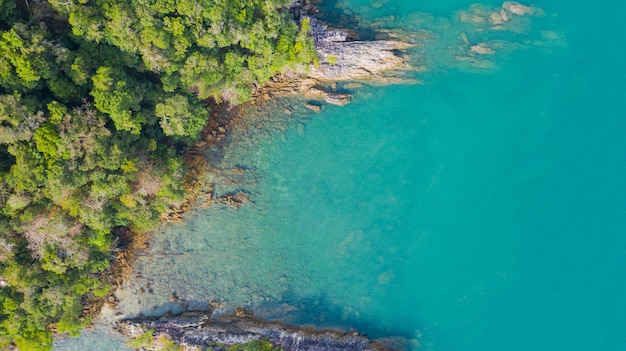 Photo De Vue Aérienne, Plage Tropicale Avec Océan Et Rocher Sur L'île