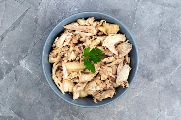 Photo vue de dessus de poitrine de poulet en tranches bouillie