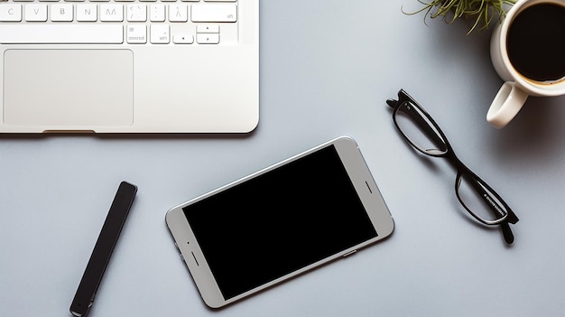 Photo de la vue de dessus de table de bureau avec une tasse de café pour ordinateur portable et un smartphone