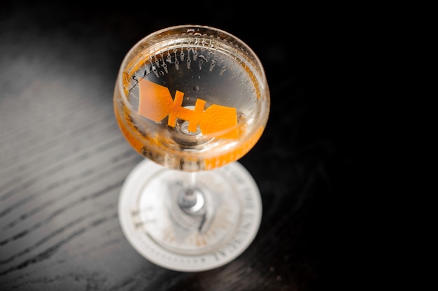 Photo vue de dessus d'un verre à cocktail avec boisson alcoolisée