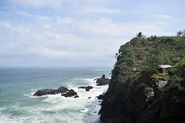 Photo d'une vue à flanc de colline près de la mer