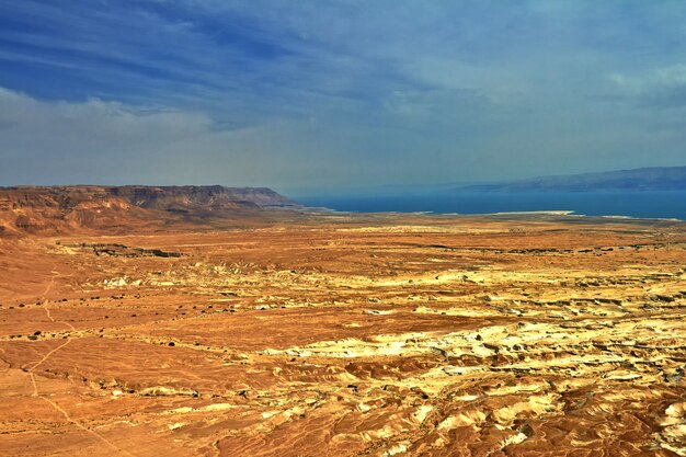 Photo de la vue de la mer morte d'une hauteur de Masada