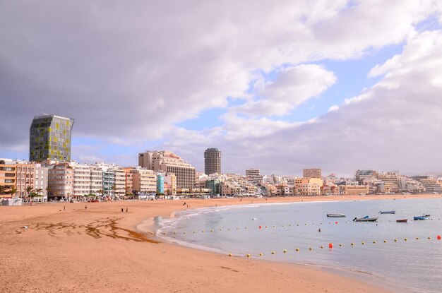 Photo Vue d'une plage tropicale près de la ville