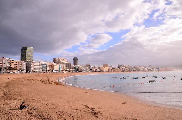 Photo Vue d'une plage tropicale près de la ville