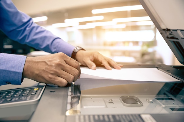 Photocopieur imprimante Close up hand office man scannant du papier sur le concept de copieur ou de photocopieuse de document scanner ou d'impression ou Xerox une feuille