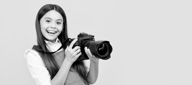 Photographe adolescente heureuse utiliser un appareil photo numérique photographier Photographe enfant avec bannière d'affiche horizontale de caméra avec espace de copie