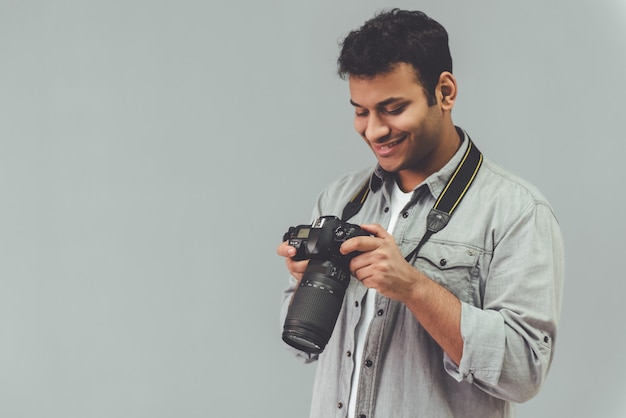 Un photographe afro-américain utilise son appareil photo.