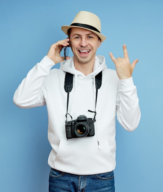 Photographe avec un appareil photo parlant au téléphone