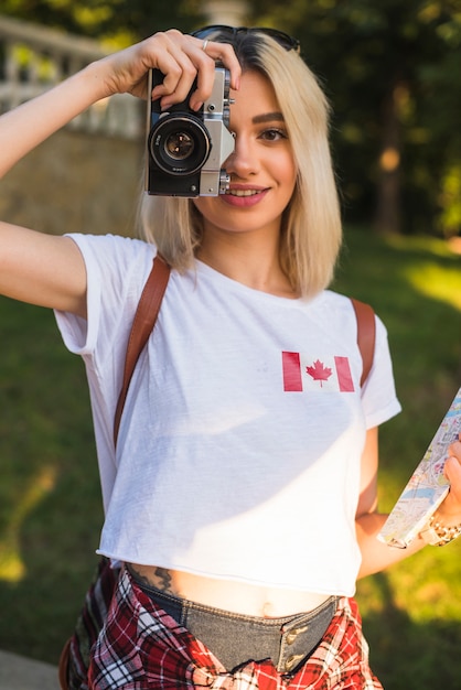 Photographe avec appareil photo et t-shirt drapeau canadien