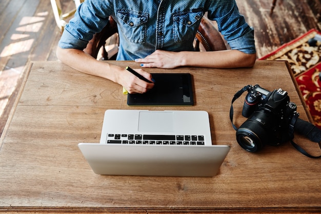 Photographe au travail, les mains sur la table en gros plan