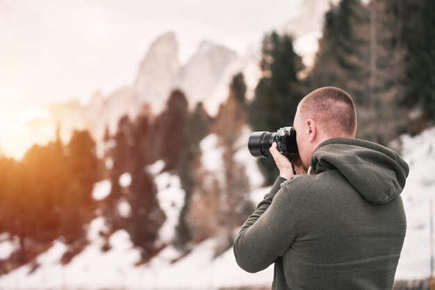 Photographe dans les Alpes Un photographe masculin dans les belles montagnes alpines