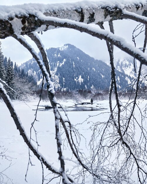 Photographe dans des montagnes épiques en hiver