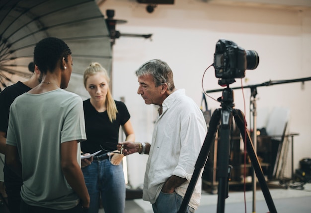 Photographe dirigeant son équipe de tournage