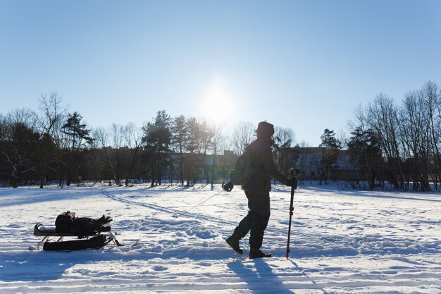 Le photographe est rentré de la vie sauvage en hiver