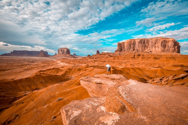 Un photographe européen à John Ford's Point à Monument Valley.