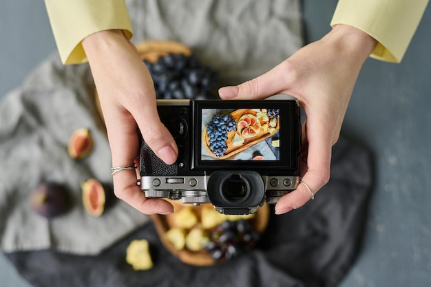 Photographe faisant des photos de fruits