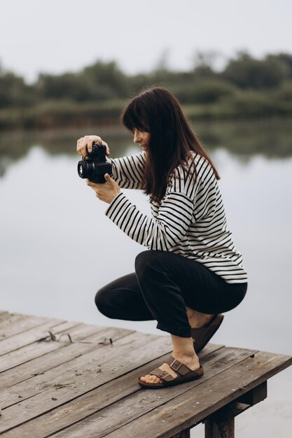 Photographe féminine sur le fond de la nature