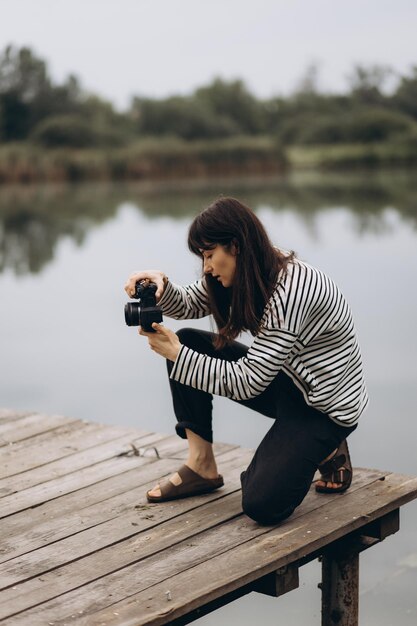 Photographe féminine sur le fond de la nature