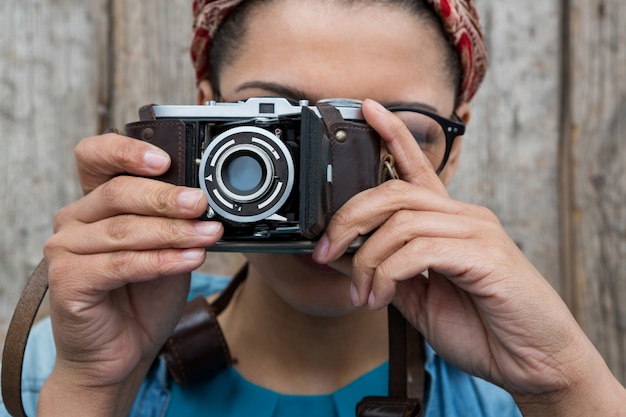 Photographe femme avec appareil photo à l'ancienne