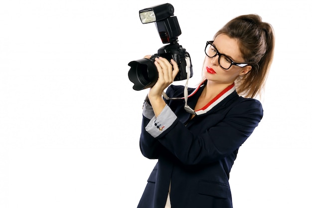Photographe femme avec un appareil photo reflex numérique
