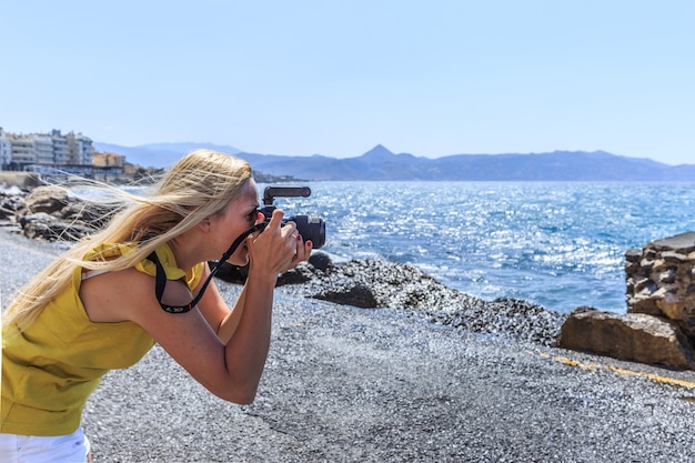 Photographe femme à la mer