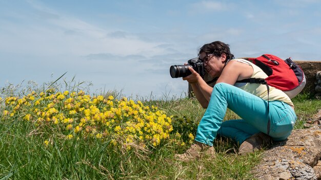 Photographe femme prenant une photo, à l'extérieur