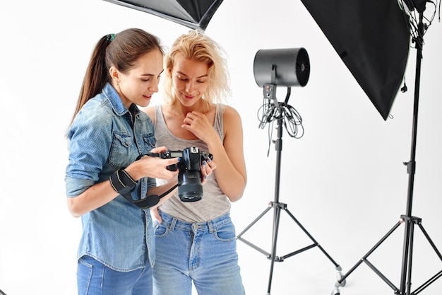 Le photographe de fille montre la photo du modèle