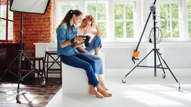 Le photographe de fille montre la photo du modèle