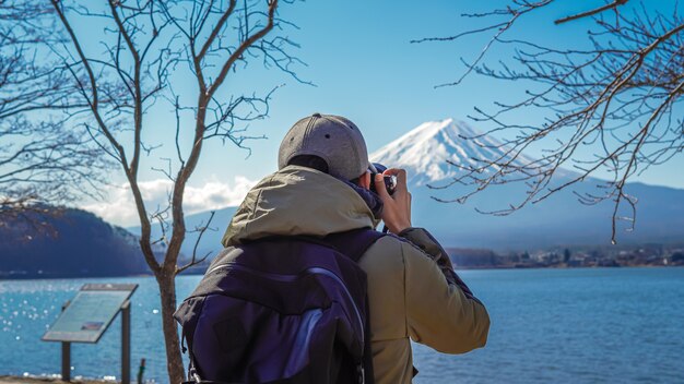 Photo photographe avec fond de montagne fuji