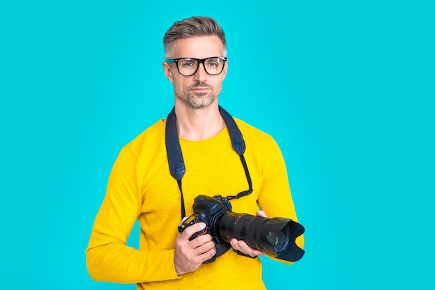 Photographe homme avec appareil photo sur fond photo d'homme photographe avec appareil photo