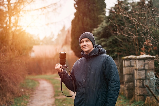 Photographe homme avec appareil photo sans miroir moderne concept de bannière de site Web de photographe extérieur