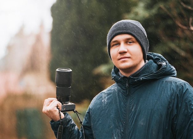 Photographe homme avec appareil photo sans miroir moderne concept de bannière de site Web de photographe extérieur