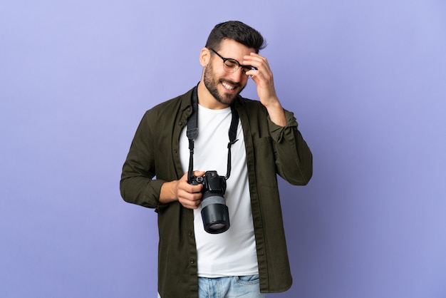 Photographe homme sur pourpre isolé rire