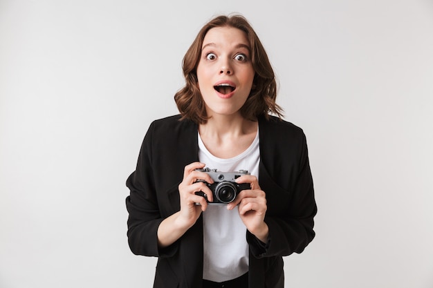 Photographe jeune femme excitée