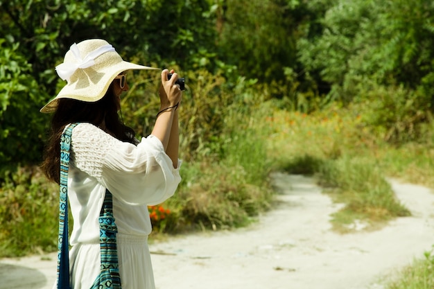 Photographe jeune femme prenant la photo