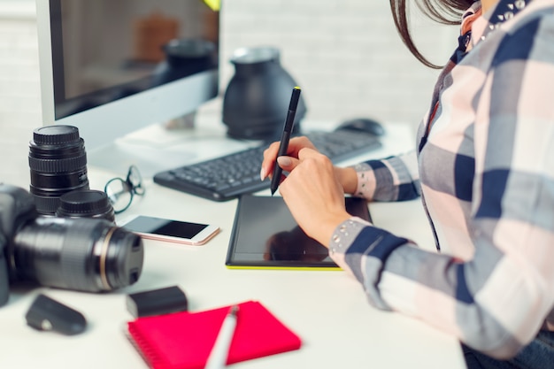 Photographe Jolie Jeune Femme Avec Caméra Au Bureau