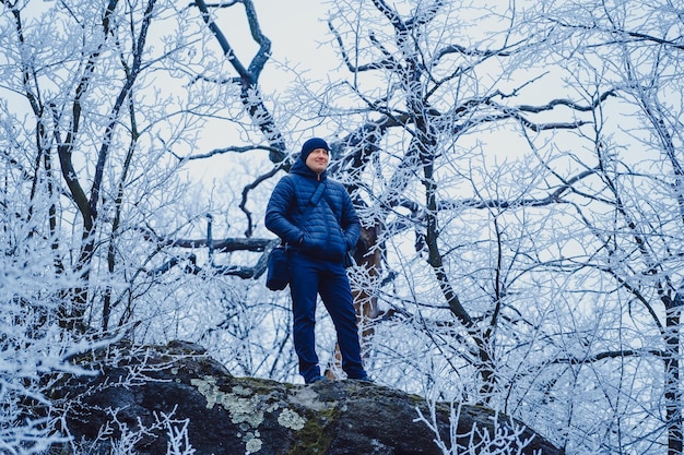 Photographe mature se préparant à prendre des photos dans la nature à la fin de l'automne avec un appareil photo professionnel Un homme caucasien voyage à l'extérieur avec un appareil photo professionnel Beau fond de forêt