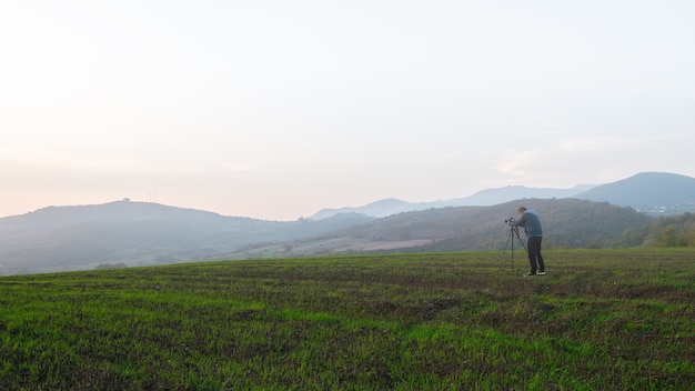 Photographe de la nature sur les champs de la ferme