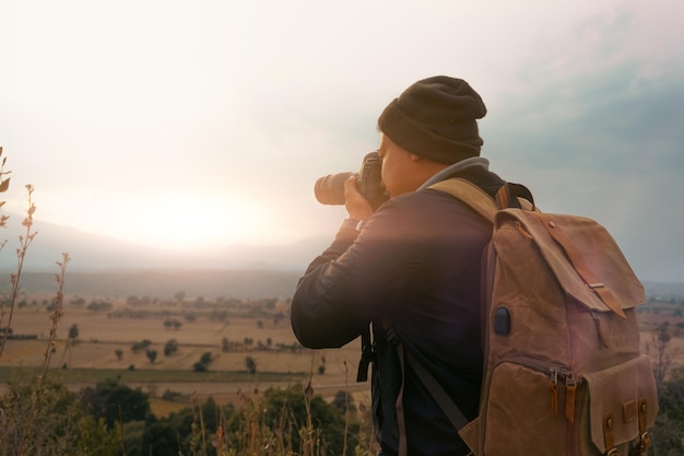 Photographe de la nature prenant une photo au coucher du soleil