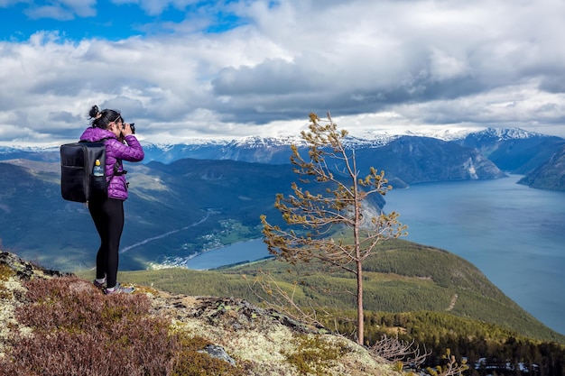 Photographe de nature touristique avec des prises de vue en se tenant debout au sommet de la montagne. Belle Nature Norvège.