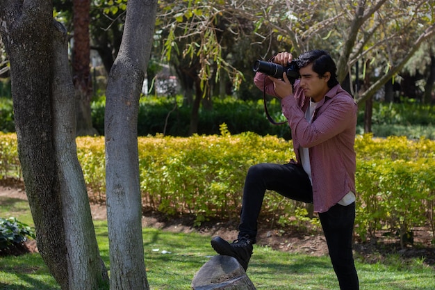 Photo le photographe de la nature utilise un téléobjectif et le pointe vers le haut