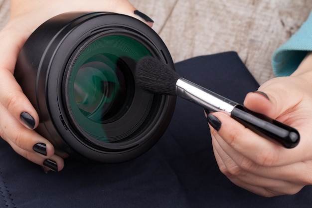 Le photographe nettoie la lentille de la lentille.