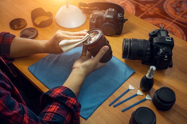 Le photographe nettoie lui-même sa caméra.