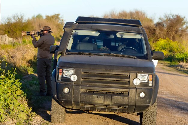 Photographe d'oiseaux dans la savane