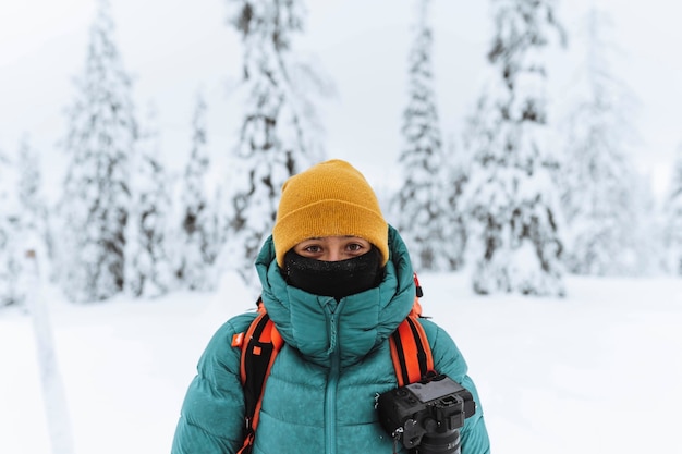 Photographe paysagiste dans une forêt enneigée