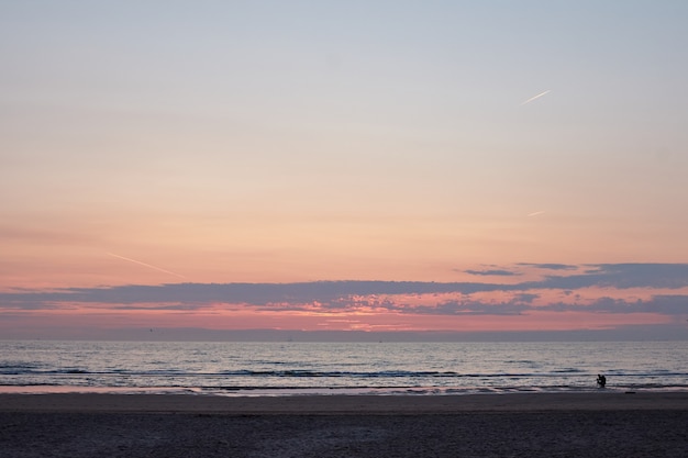 Un photographe à la plage profitant du coucher de soleil pittoresque